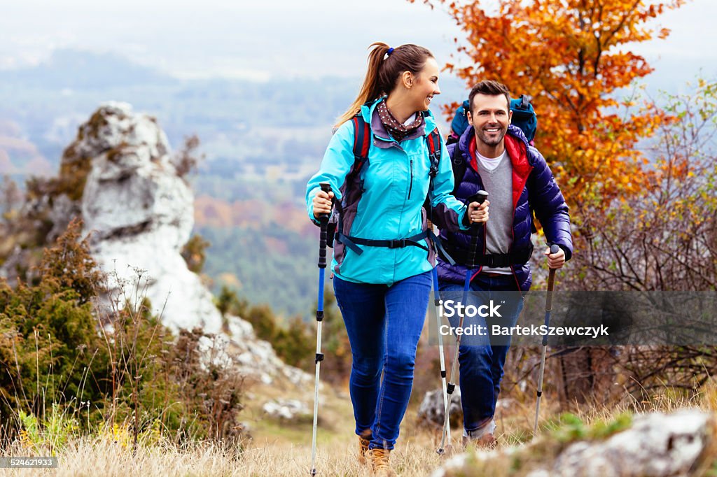 幸せなカップルのハイキング - ハイキングのロイヤリティフリーストックフォト
