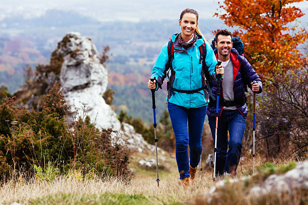 пара, кемпинг - nordic walking hiking mountain walking стоковые фото и изображения