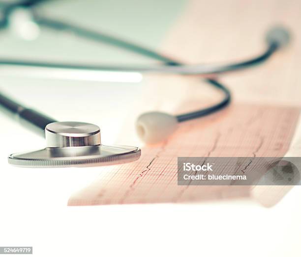 Estetoscopio Y En El Electrocardiograma Foto de stock y más banco de imágenes de Artículo médico - Artículo médico, Asistencia sanitaria y medicina, Datos