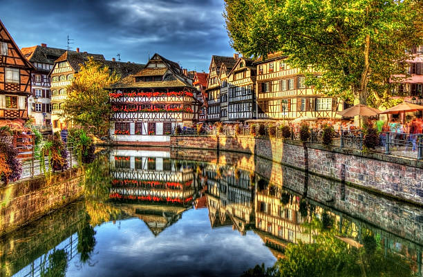 distrito histórico de "pequena frança" de estrasburgo - la petite france imagens e fotografias de stock