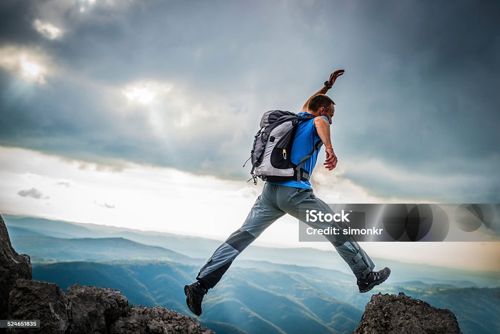 Wanderer springen von einem Rock, um ein - Lizenzfrei Abenteuer Stock-Foto