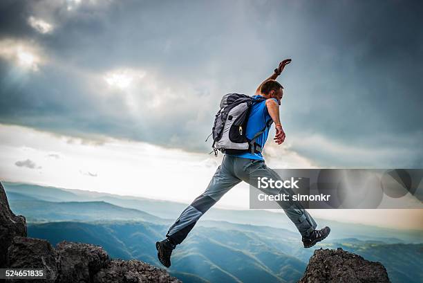 Wanderer Springen Von Einem Rock Um Ein Stockfoto und mehr Bilder von Abenteuer - Abenteuer, Aktiver Lebensstil, Aktivitäten und Sport