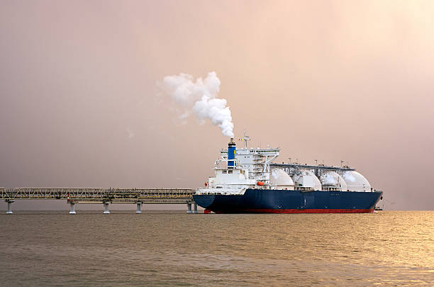 buque cisterna - sailing ship industrial ship horizon shipping fotografías e imágenes de stock