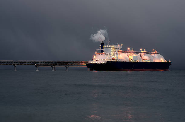 buque cisterna oscura noche - sailing ship industrial ship horizon shipping fotografías e imágenes de stock