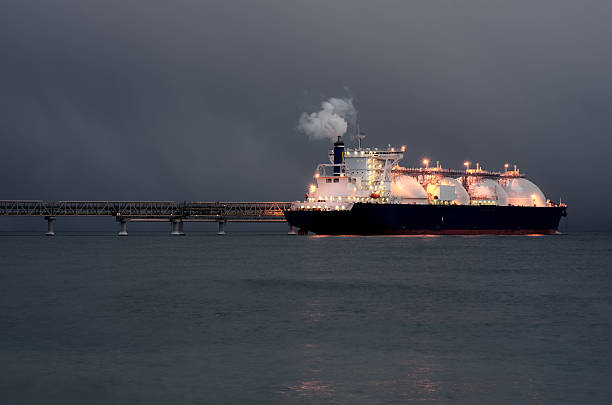 navio de abastecimento escuro noite - oil tanker tanker oil sea imagens e fotografias de stock