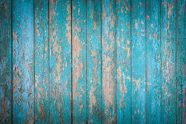 grungy holzdielen mit blauer peelingfarbe - knotted wood paint photographic effects textured effect stock-fotos und bilder
