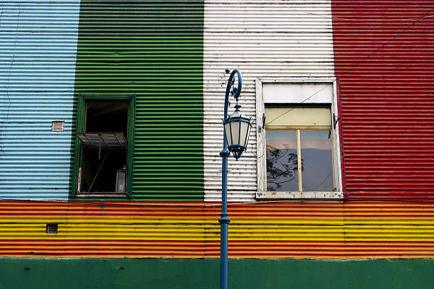 bâtiments colorés dans la boca - argentina buenos aires door la boca photos et images de collection