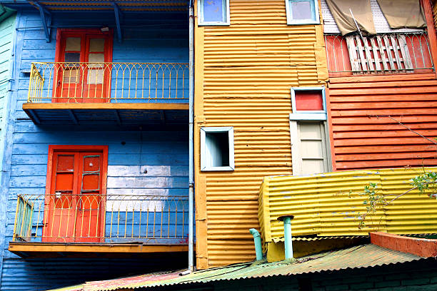 bâtiments colorés dans la boca - argentina buenos aires door la boca photos et images de collection