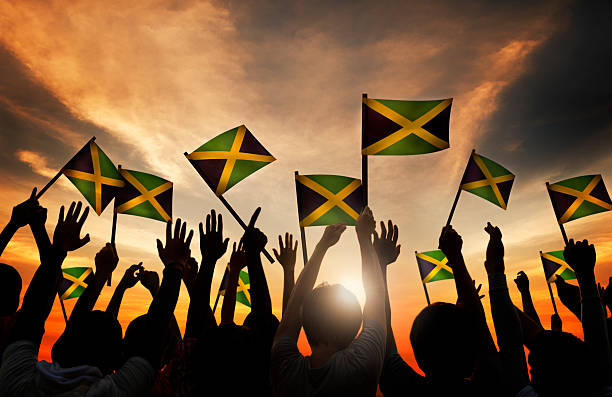人々はジャマイカの旗を振る - ジャマイカ文化 写真 ストックフォトと画像