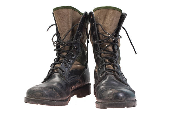 antiguo utilizado jungle fundas de aislamiento - combat boots fotografías e imágenes de stock