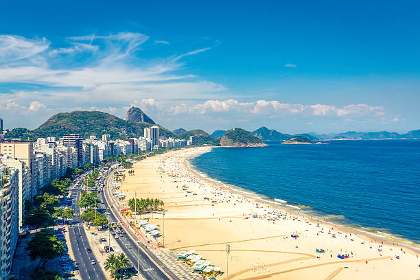 famosa praia de copacabana no rio de janeiro, brasil - rio de janeiro corcovado copacabana beach brazil - fotografias e filmes do acervo