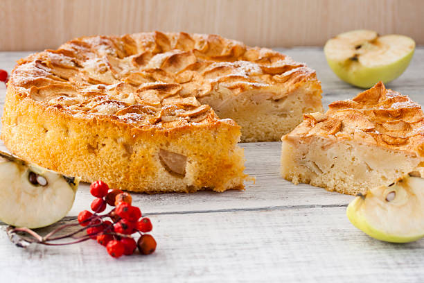 яблочный пирог - apple pie apple baked cinnamon стоковые фото и изображения