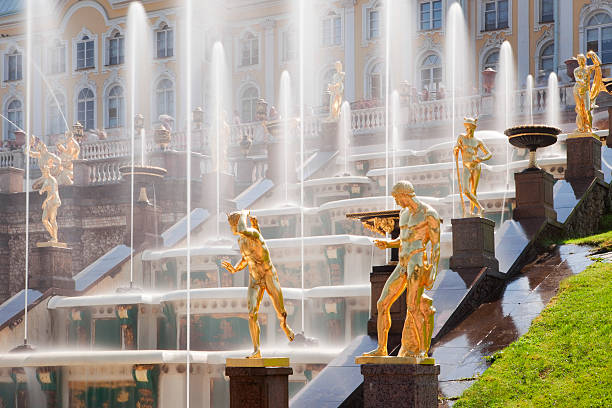 golden estatuas históricas en cascada al jardín del palacio peterhof - peterhof palace fotografías e imágenes de stock