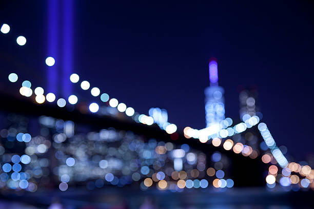 aus fokus bokeh lights at brooklyn bridge - new york city brooklyn bridge night stock-fotos und bilder