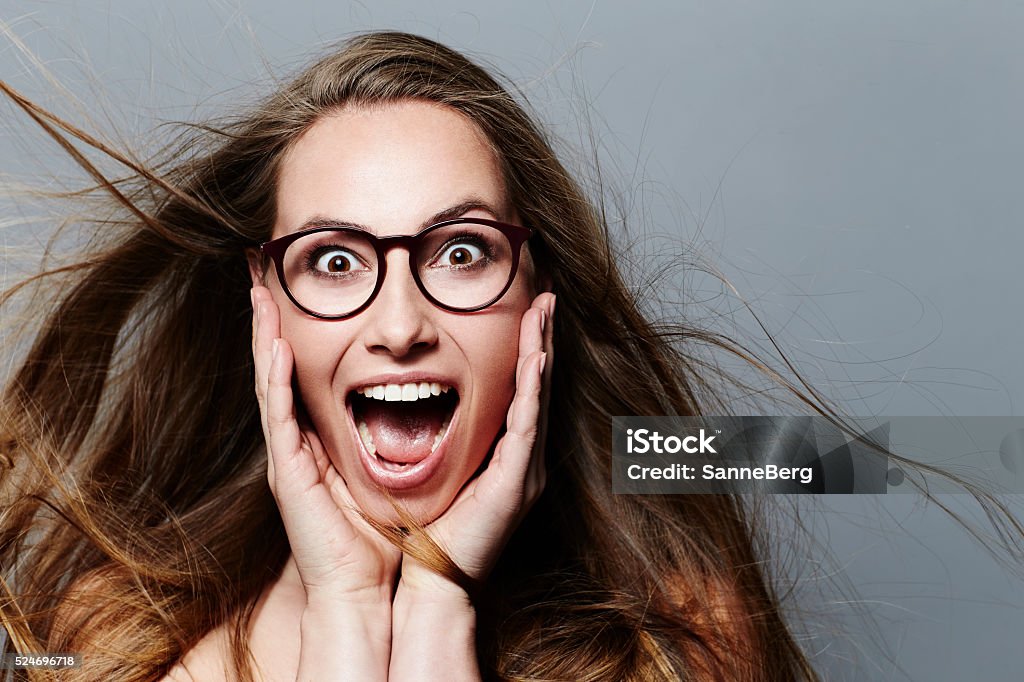 Überrascht Junge Frau mit fließendem Haar, Porträt - Lizenzfrei Eine Frau allein Stock-Foto