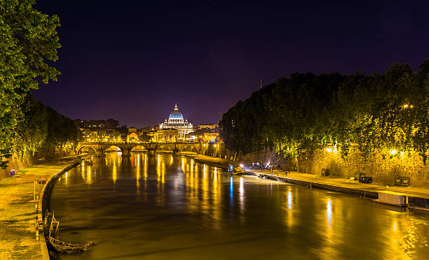 istock Night view of the Tiber river in Rome 524697796