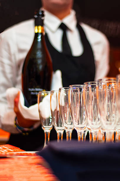barista che serve champagne - champagne wedding luxury dinner foto e immagini stock