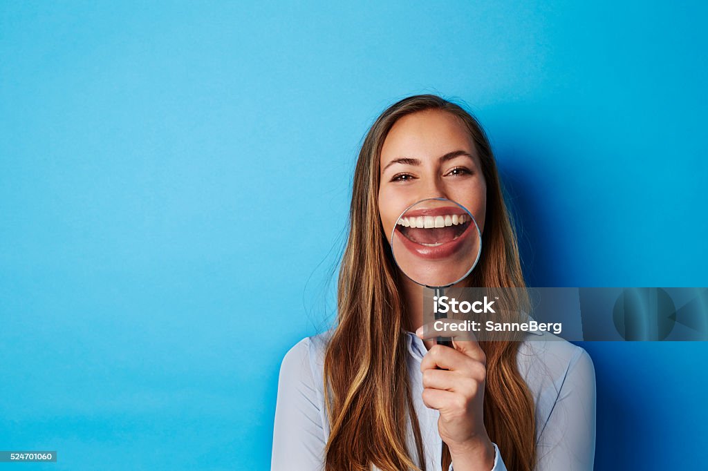 Großen Lächeln durch Lupe Glas von junge Frau - Lizenzfrei Offenes Lächeln Stock-Foto