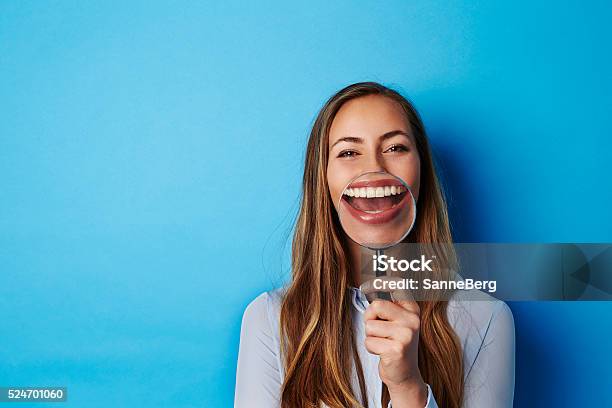 Großen Lächeln Durch Lupe Glas Von Junge Frau Stockfoto und mehr Bilder von Offenes Lächeln - Offenes Lächeln, Lächeln, Eine Frau allein