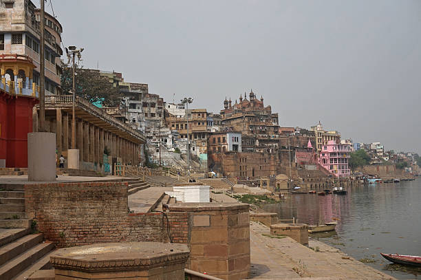 варанаси, индия. - morning river ganges river varanasi стоковые фото и изображения