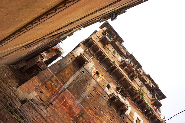 варанаси, река ганг, индия архитектура - morning river ganges river varanasi стоковые фото и изображения