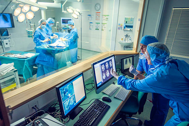 vista al quirófano de centro de control - surgery emergency room hospital operating room fotografías e imágenes de stock