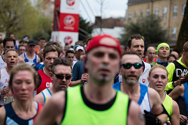 coureurs de marathon sur la marathon de londres de la vierge - marathon running london england competition photos et images de collection