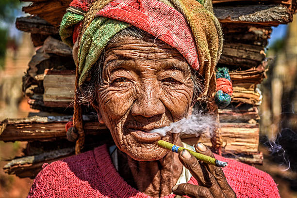 старый бирманских же�нщина, для некурящих - burmese culture myanmar old outdoors стоковые фото и изображения