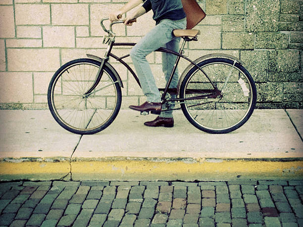 vista recortada de homem bicicleta de equitação - sc0581 imagens e fotografias de stock