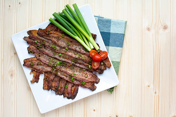 grano de pimienta horneados tocino en placa de cerámica cuadrada blanca - plato cuadrado fotografías e imágenes de stock