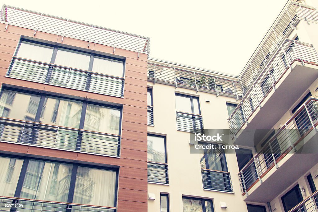 Taille basse immeuble résidentiel avec balcon - Photo de Appartement libre de droits