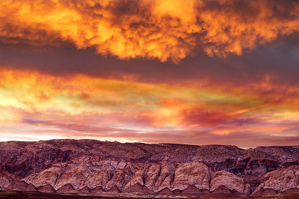 magnifique coucher de soleil dans le ciel nuageux sur la montagne - mountain range utah sky mountain photos et images de collection