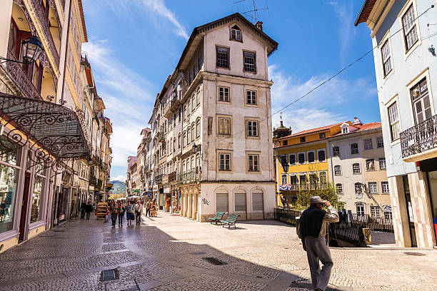 コインブラ旧市街の通りの路地ポルトガル - streetview ストックフォトと画像