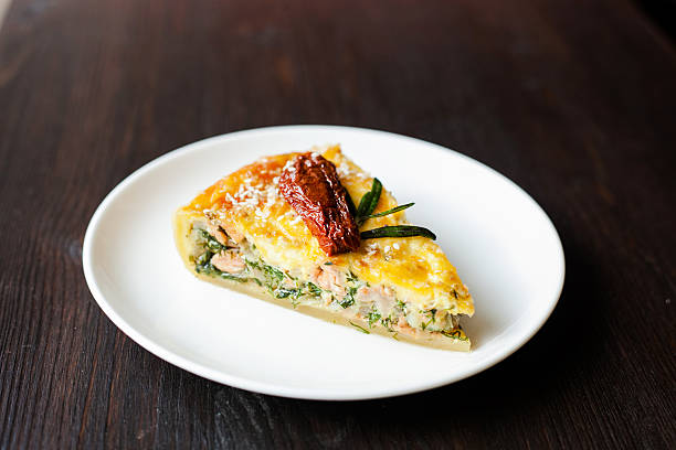 quiche mit Lachs und sonnengetrockneten Tomaten – Foto