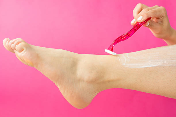 kobieta do golenia jej nogi - shaving human leg female shaving cream zdjęcia i obrazy z banku zdjęć
