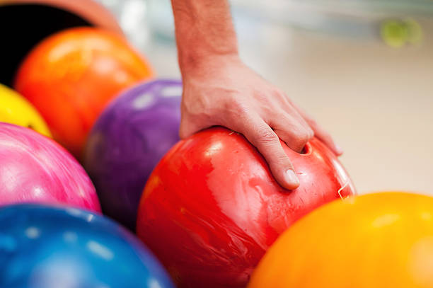 me elija esta. - bowling holding bowling ball hobbies fotografías e imágenes de stock