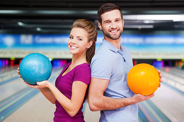 wir sind ein team. - bowling holding bowling ball hobbies stock-fotos und bilder