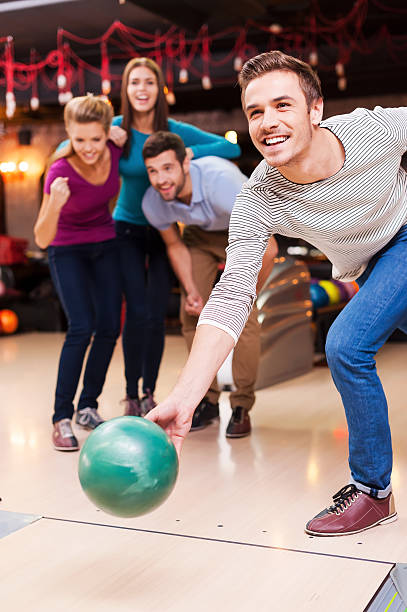 está listo para ganar. - bowling holding bowling ball hobbies fotografías e imágenes de stock