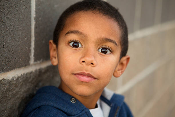 sorprendido little boy - surprise shouting child black and white fotografías e imágenes de stock