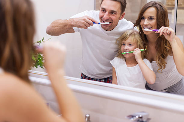 держа кромки в хорошем состоянии - brushing teeth human teeth women cleaning стоковые фото и изображения