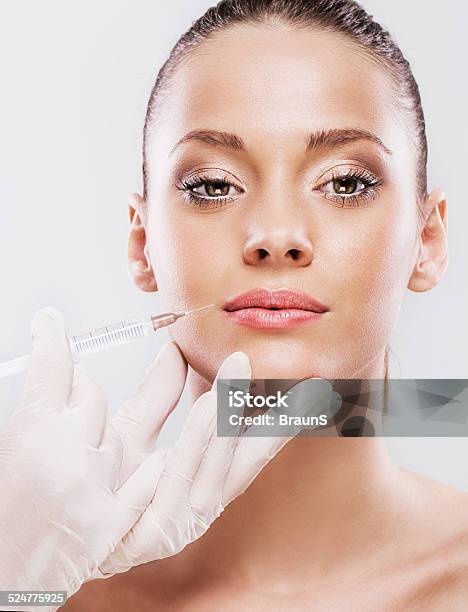 Behandlung Mit Botoxspritze Stockfoto und mehr Bilder von Botulinumtoxin-Spritze - Botulinumtoxin-Spritze, Lippen, Spritze
