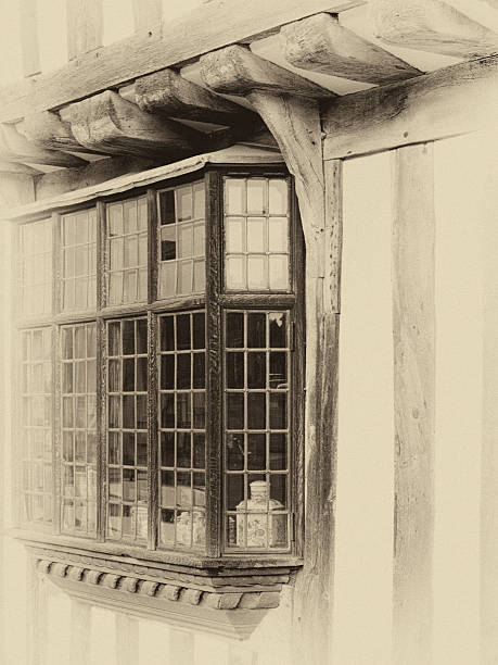 plomb baies vitrées sur un anglais tudor house - tudor style house timber window photos et images de collection