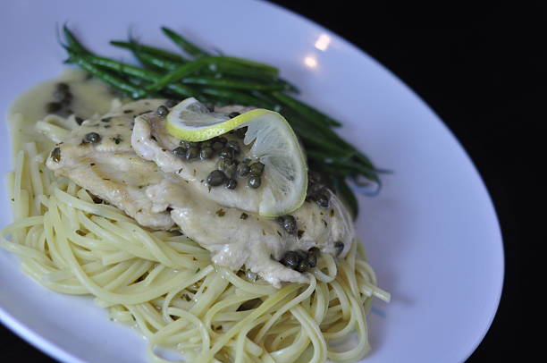 piccata z kurczaka na obiad z cytryna i kapary na linguine - italian cuisine linguini chicken pasta zdjęcia i obrazy z banku zdjęć