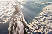 jungfrau-maria-in-den-wolken.jpg?b=1&s=1