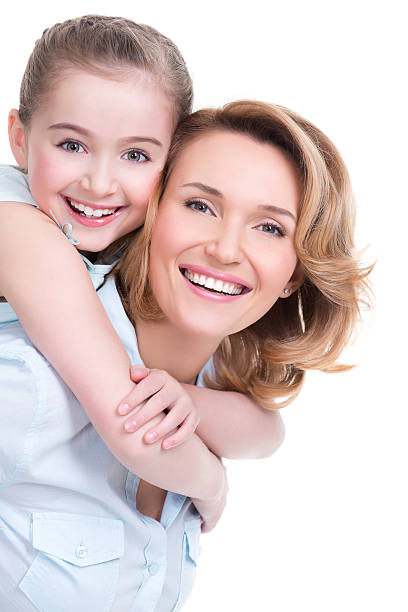 retrato de primer plano de la joven feliz madre e hija - human teeth child smiling family fotografías e imágenes de stock