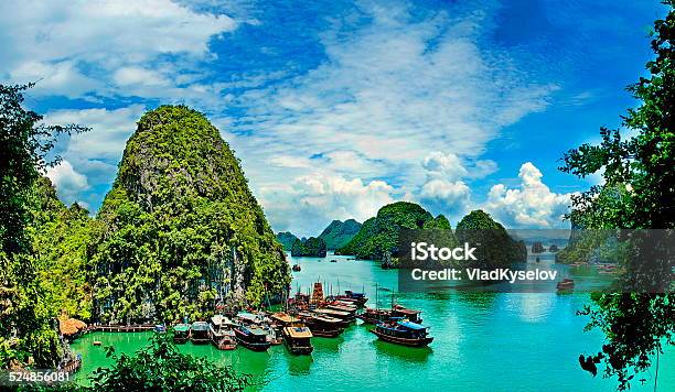Bella Estate Paesaggio Marino Nel Mare Del Golfo Ha Long Bay Vietnam - Fotografie stock e altre immagini di Baia di Ha Long