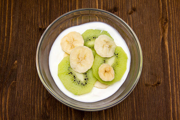 bunch of bananas with apples in a plate in the kitchen