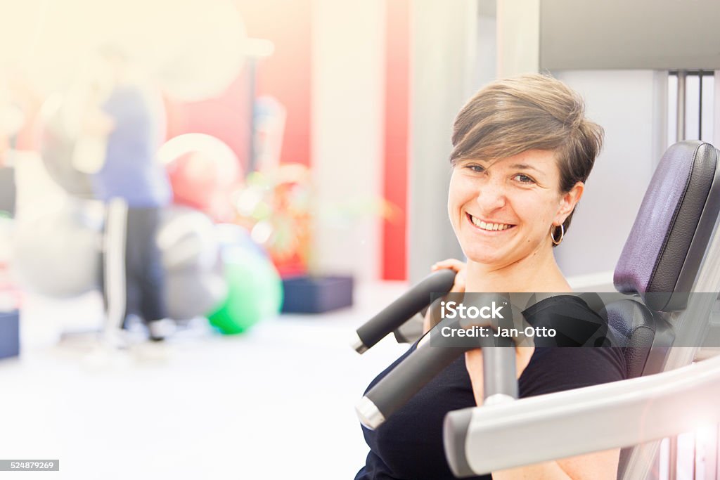 Sie lächelt während einer Pause im fitness-studio - Lizenzfrei Attraktive Frau Stock-Foto