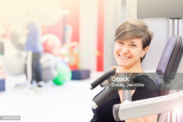 Sie Lächelt Während Einer Pause Im Fitnessstudio Stockfoto und mehr Bilder von Attraktive Frau - Attraktive Frau, Bildschärfe, Blick in die Kamera