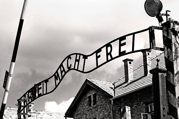 gates de auschwitz birkenau campo de concentração - holocaust imagens e fotografias de stock